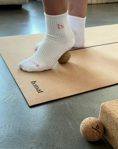 b, boules de massage en liège en forme de demi-lune 